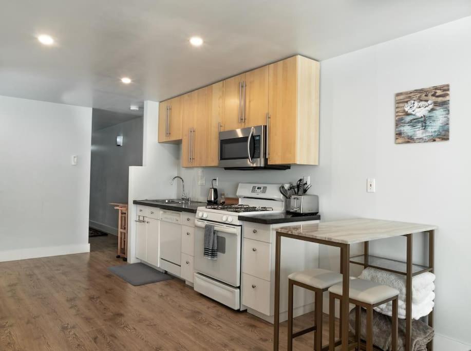 Modern Condo Steps From The Ocean Anchorage Exterior foto